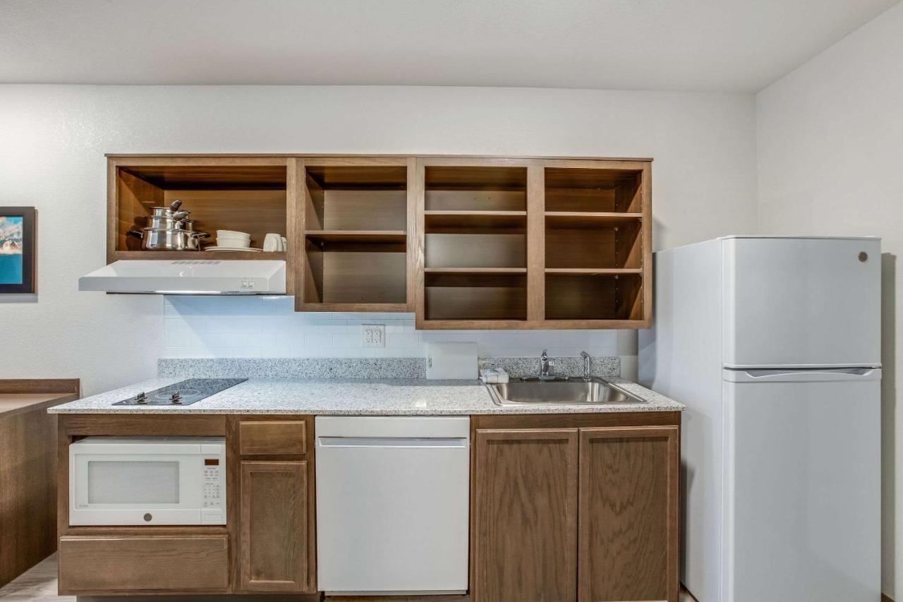 WoodSpring Suites Detroit Farmington Hills Buitenkant foto