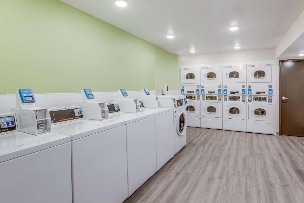 WoodSpring Suites Detroit Farmington Hills Buitenkant foto
